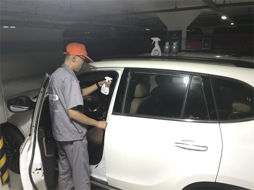 車內(nèi)長(zhǎng)效除醛劑噴涂施工治理